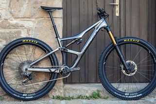 Nová kategorie kol? Jedna míří čistě do lesa, druhá chce nahradit dnešní silničky. Cyklisté mají rozporuplné názory